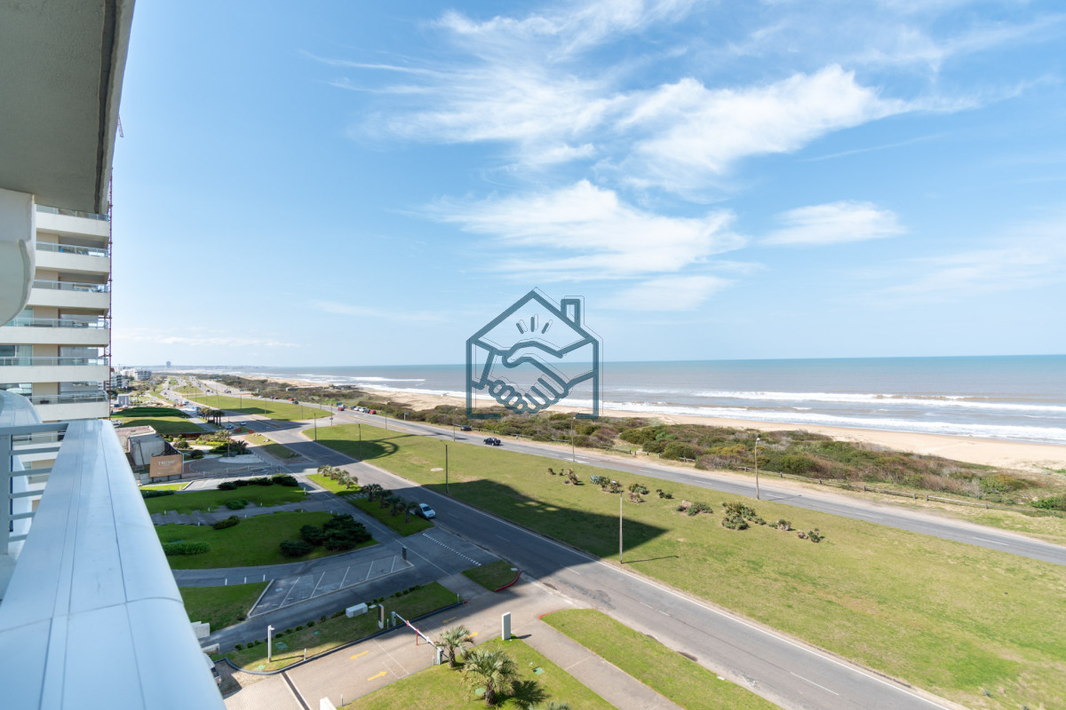 Apartamento ID.490/Moderno-Apartamento-sobre-playa-Brava-en-torre-Le-Parc,-cuenta-con-dos-dormitorios-más-dependencia-de-servicio.-Punta-del-Este - Moderno Apartamento sobre playa Brava en torre Le Parc, cuenta con dos dormitorios más dependencia de servicio. Punta del Este