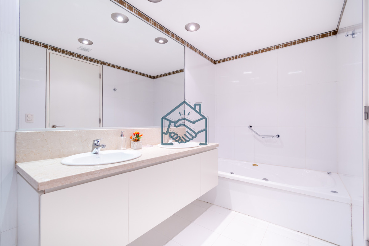 Apartamento ID.490/Moderno-Apartamento-sobre-playa-Brava-en-torre-Le-Parc,-cuenta-con-dos-dormitorios-más-dependencia-de-servicio.-Punta-del-Este - Moderno Apartamento sobre playa Brava en torre Le Parc, cuenta con dos dormitorios más dependencia de servicio. Punta del Este