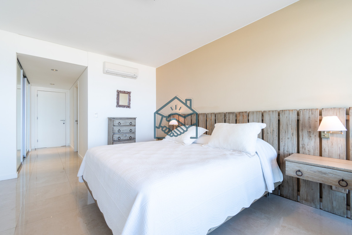 Apartamento ID.490/Moderno-Apartamento-sobre-playa-Brava-en-torre-Le-Parc,-cuenta-con-dos-dormitorios-más-dependencia-de-servicio.-Punta-del-Este - Moderno Apartamento sobre playa Brava en torre Le Parc, cuenta con dos dormitorios más dependencia de servicio. Punta del Este