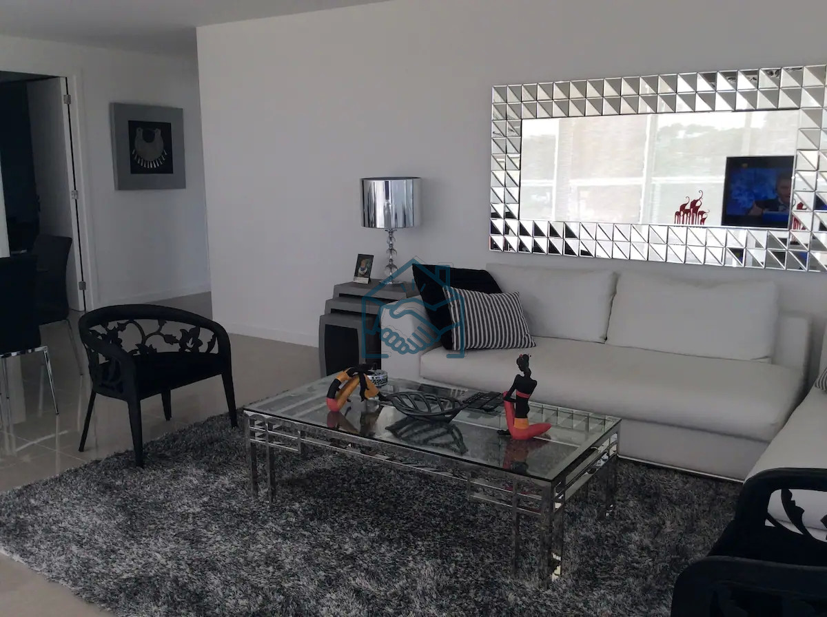 Apartamento ID.489/Venta-y-alquiler-de-moderno-departamento-de-tres-dormitorios-más-dependencia-a-pasos-de-Playa-Brava - Venta y alquiler de moderno departamento de tres dormitorios más dependencia a pasos de Playa Brava