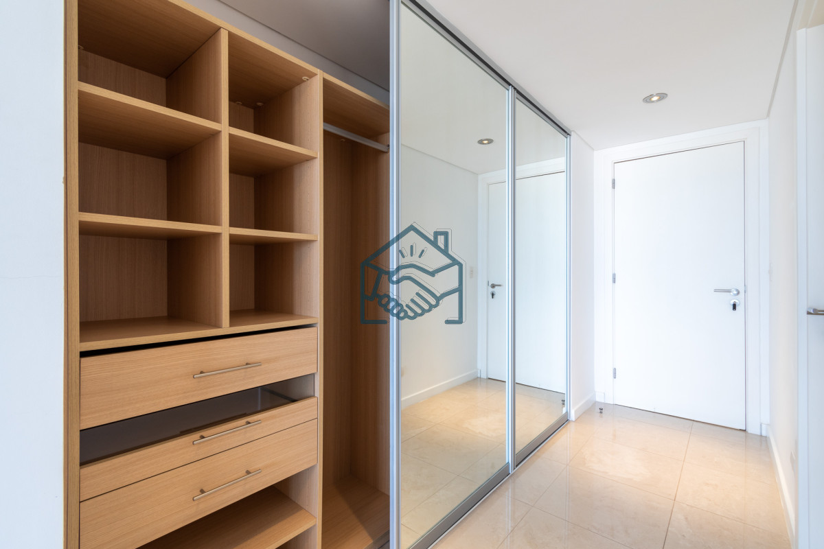 Apartamento ID.490/Moderno-Apartamento-sobre-playa-Brava-en-torre-Le-Parc,-cuenta-con-dos-dormitorios-más-dependencia-de-servicio.-Punta-del-Este - Moderno Apartamento sobre playa Brava en torre Le Parc, cuenta con dos dormitorios más dependencia de servicio. Punta del Este
