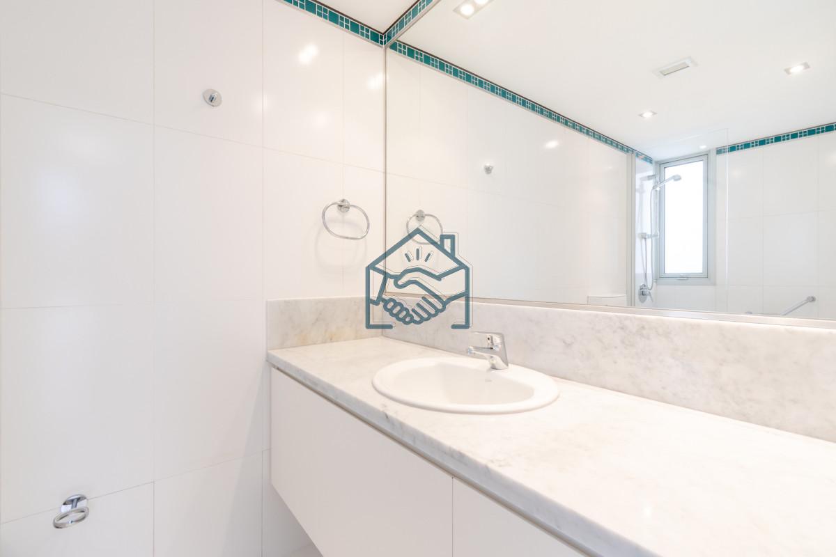 Apartamento ID.612/Venta-y-alquiler-de-departamento-con-tres-dormitorios-mas-dependencia-de-servicio-en-torre-Le-Parc-playa-Brava,-Punta-del-Este - Venta y alquiler de departamento con tres dormitorios mas dependencia de servicio en torre Le Parc playa Brava, Punta del Este