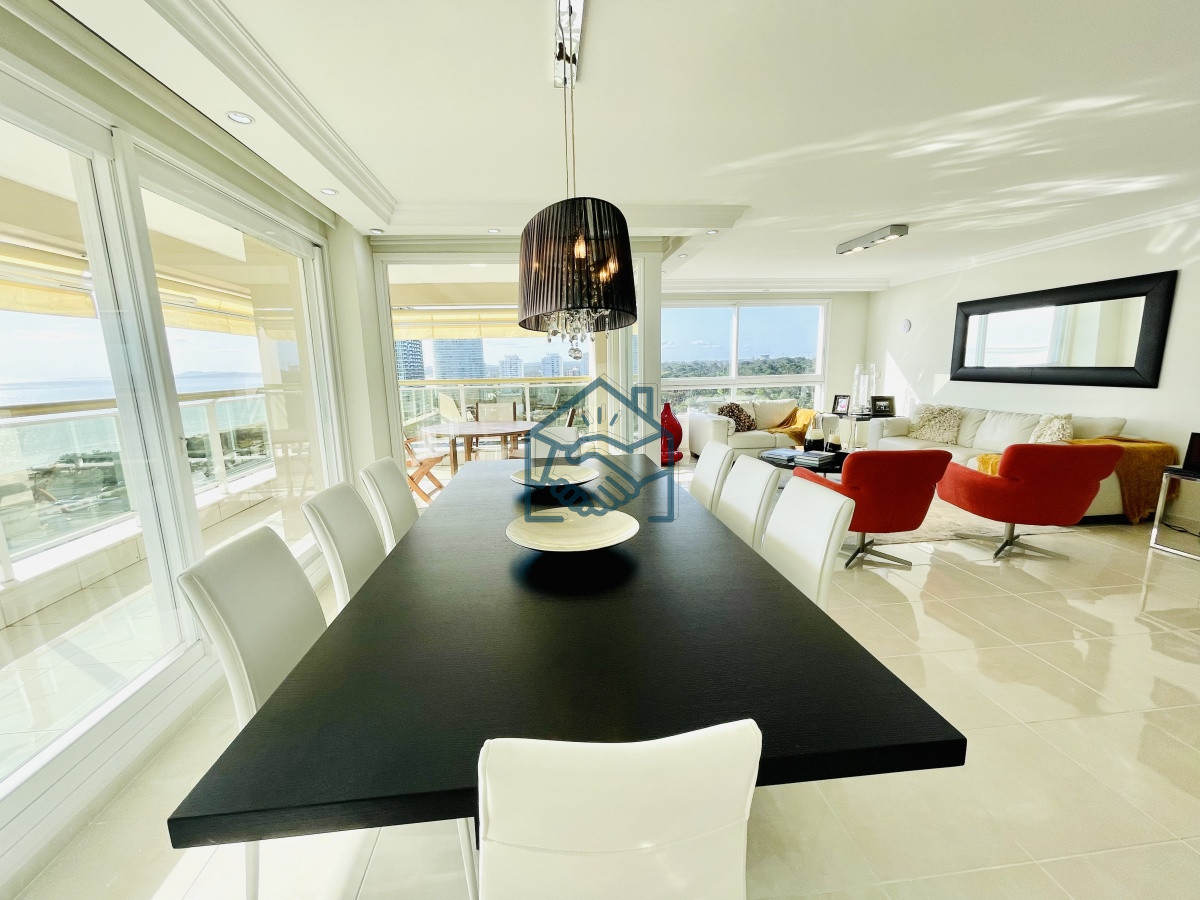 Apartamento ID.1403/Venta-de-Excelente-apartamento-en-alquiler-temporario-de-tres-dormitorios-más-dependencia-de-servicio,-Playa-Mansa,-Punta-del-Este - Venta de Excelente apartamento en alquiler temporario de tres dormitorios más dependencia de servicio, Playa Mansa, Punta del Este