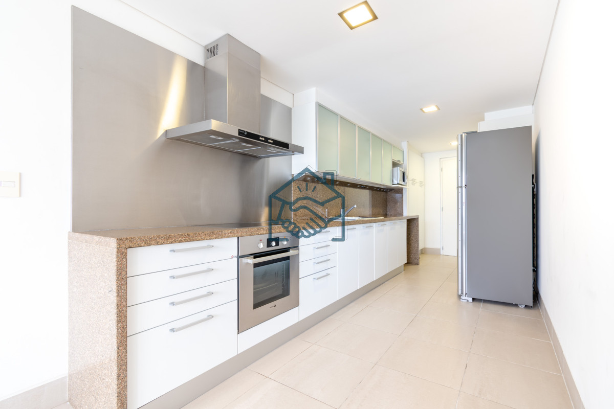 Apartamento ID.612/Venta-y-alquiler-de-departamento-con-tres-dormitorios-mas-dependencia-de-servicio-en-torre-Le-Parc-playa-Brava,-Punta-del-Este - Venta y alquiler de departamento con tres dormitorios mas dependencia de servicio en torre Le Parc playa Brava, Punta del Este
