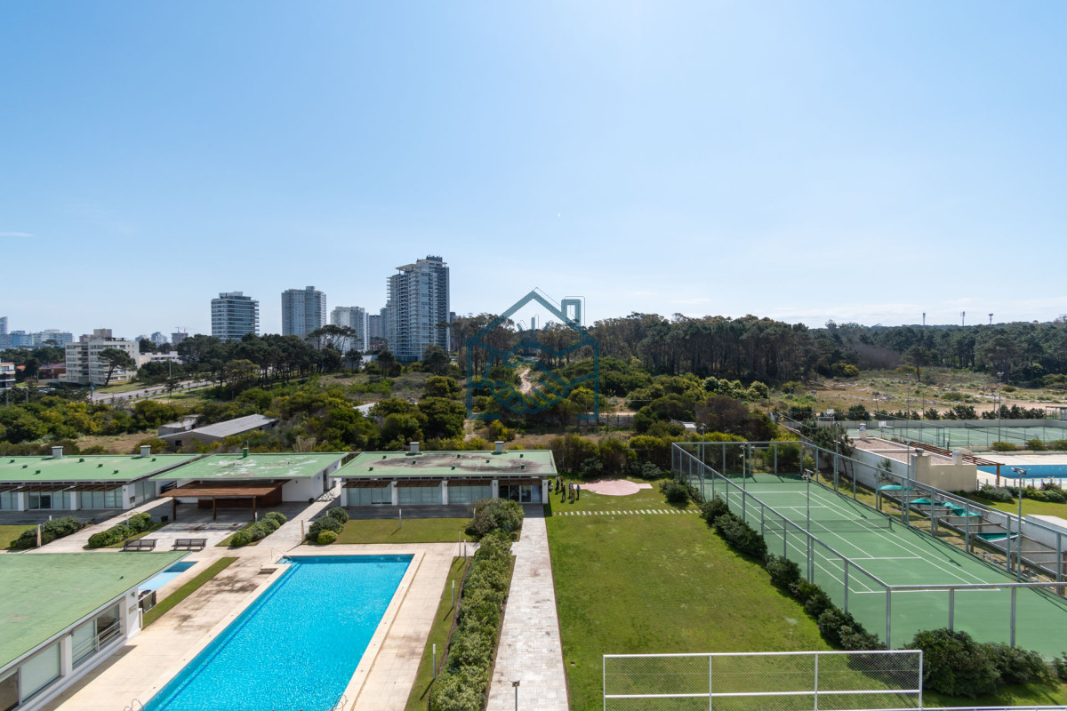 Apartamento ID.490/Moderno-Apartamento-sobre-playa-Brava-en-torre-Le-Parc,-cuenta-con-dos-dormitorios-más-dependencia-de-servicio.-Punta-del-Este - Moderno Apartamento sobre playa Brava en torre Le Parc, cuenta con dos dormitorios más dependencia de servicio. Punta del Este
