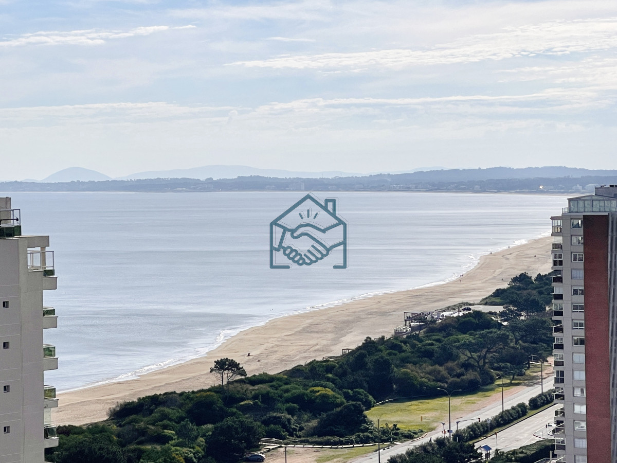 Apartamento ID.1442/Apartamento-de-2-Dormitorios,-Vista-al-Mar-y-Parrillero-en-Playa-Mansa,-Venta - Apartamento de 2 Dormitorios, Vista al Mar y Parrillero en Playa Mansa, Venta