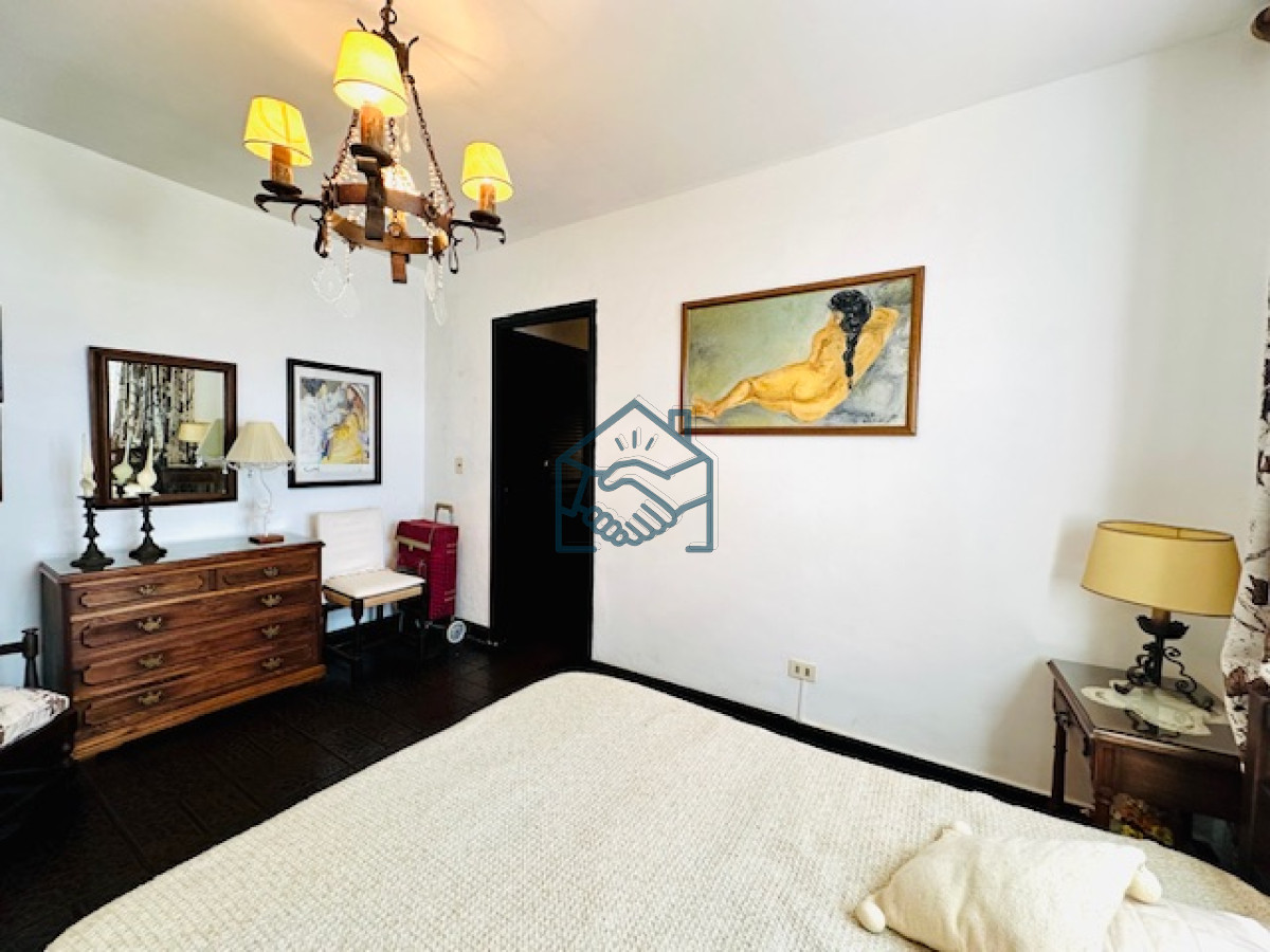 Apartamento ID.1246/Venta-de-apartamento-de-3-dormitorios-y-2-baños-a-metros-del-Mar-en-Playa-Mansa - Venta de apartamento de 3 dormitorios y 2 baños a metros del Mar en Playa Mansa