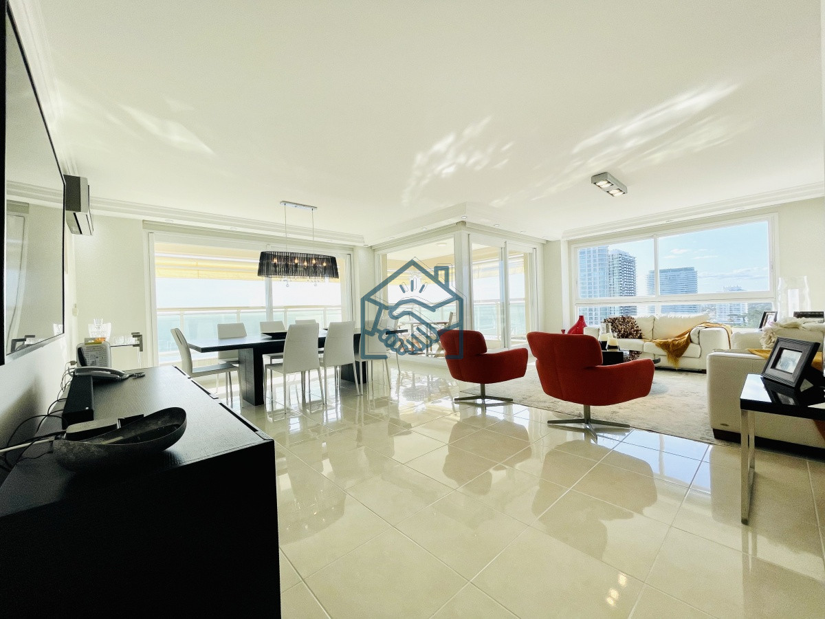 Apartamento ID.1403/Venta-de-Excelente-apartamento-en-alquiler-temporario-de-tres-dormitorios-más-dependencia-de-servicio,-Playa-Mansa,-Punta-del-Este - Venta de Excelente apartamento en alquiler temporario de tres dormitorios más dependencia de servicio, Playa Mansa, Punta del Este