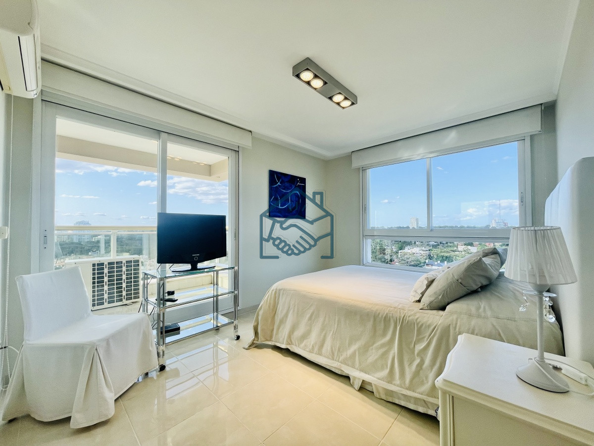 Apartamento ID.1403/Venta-de-Excelente-apartamento-en-alquiler-temporario-de-tres-dormitorios-más-dependencia-de-servicio,-Playa-Mansa,-Punta-del-Este - Venta de Excelente apartamento en alquiler temporario de tres dormitorios más dependencia de servicio, Playa Mansa, Punta del Este