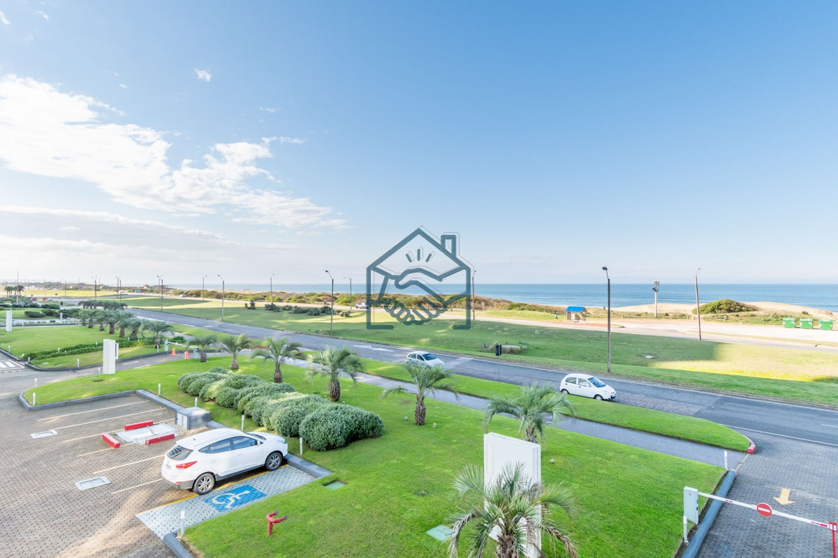 Apartamento ID.612/Venta-y-alquiler-de-departamento-con-tres-dormitorios-mas-dependencia-de-servicio-en-torre-Le-Parc-playa-Brava,-Punta-del-Este - Venta y alquiler de departamento con tres dormitorios mas dependencia de servicio en torre Le Parc playa Brava, Punta del Este