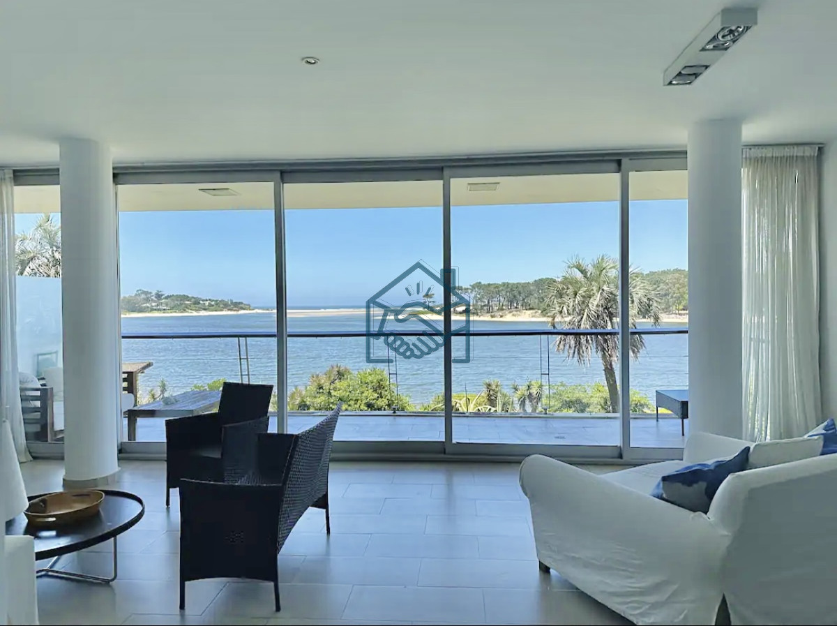 Apartamento ID.685/Venta-de-Moderno-Apartamento-de-3-Dormitorios-Frente-al-Mar-en-La-Barra - Venta de Moderno Apartamento de 3 Dormitorios Frente al Mar en La Barra