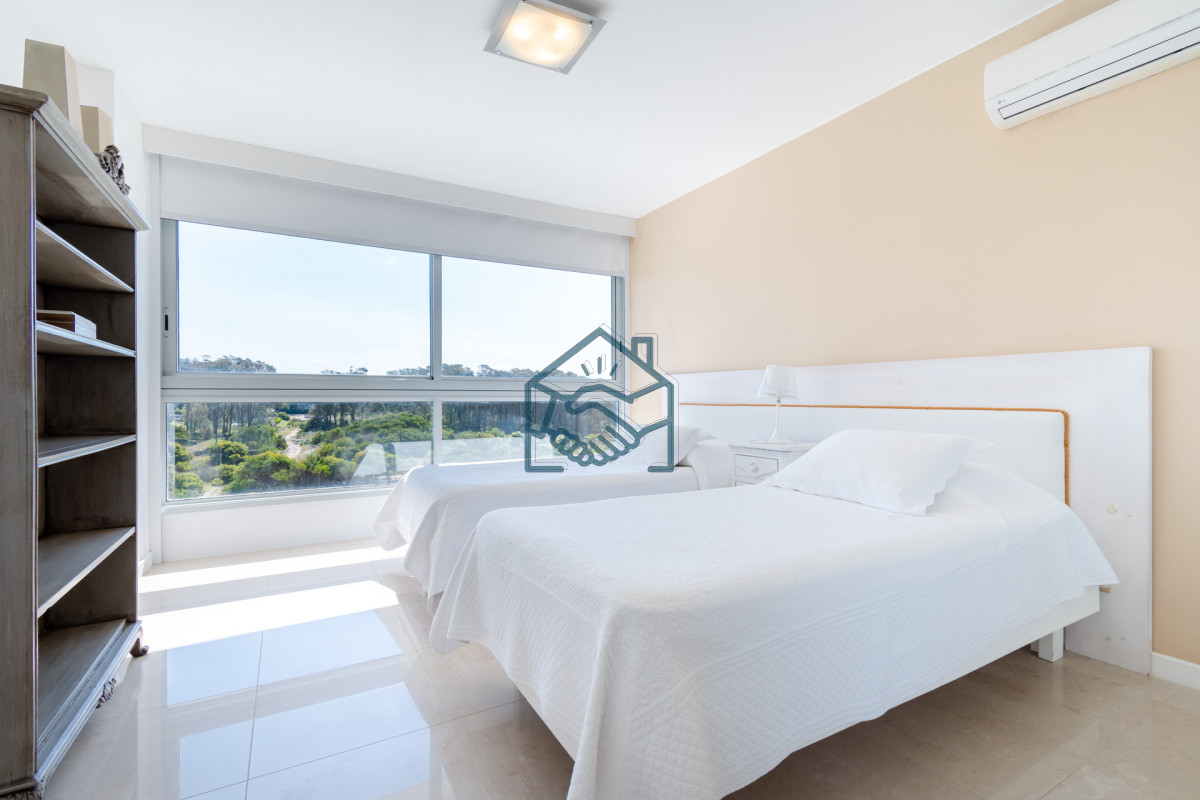 Apartamento ID.490/Moderno-Apartamento-sobre-playa-Brava-en-torre-Le-Parc,-cuenta-con-dos-dormitorios-más-dependencia-de-servicio.-Punta-del-Este - Moderno Apartamento sobre playa Brava en torre Le Parc, cuenta con dos dormitorios más dependencia de servicio. Punta del Este