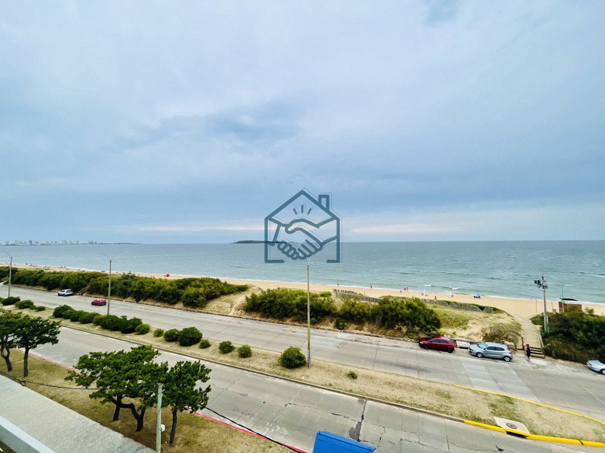 Apartamento ID.518/Apartamento-de-3-Dormitorios-y-Parrillero-Frente-al-Mar,-Playa-Mansa - Apartamento de 3 Dormitorios y Parrillero Frente al Mar, Playa Mansa