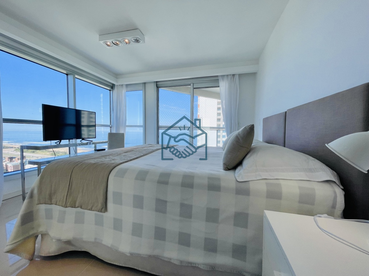 Apartamento ID.1145/Apartamento-con-Vista-al-Mar-de-3-Dormitorios-y-Dependencia- -Parrillero-en-Playa-Brava,-Punta-del-Este- - Apartamento con Vista al Mar de 3 Dormitorios y Dependencia + Parrillero en Playa Brava, Punta del Este 