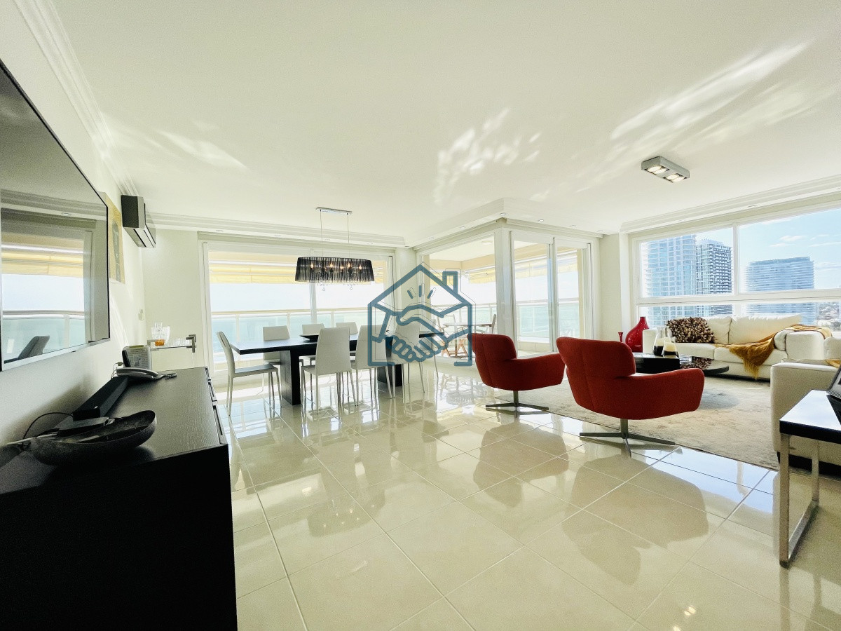 Apartamento ID.1403/Venta-de-Excelente-apartamento-en-alquiler-temporario-de-tres-dormitorios-más-dependencia-de-servicio,-Playa-Mansa,-Punta-del-Este - Venta de Excelente apartamento en alquiler temporario de tres dormitorios más dependencia de servicio, Playa Mansa, Punta del Este