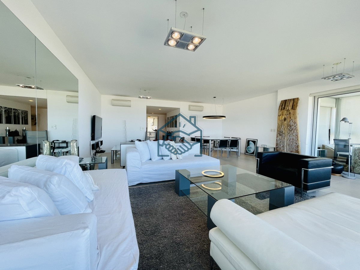 Apartamento ID.575/Venta-y-alquiler-de-departamento-esquinero-de-tres-dormitorios-mas-dependencia-de-servicio,-Torre-LE-PARC,-playa-Brava.-Punta-del-Este - Venta y alquiler de departamento esquinero de tres dormitorios mas dependencia de servicio, Torre LE PARC, playa Brava. Punta del Este