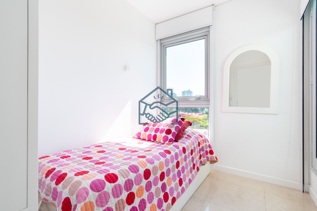 Apartamento ID.490/Moderno-Apartamento-sobre-playa-Brava-en-torre-Le-Parc,-cuenta-con-dos-dormitorios-más-dependencia-de-servicio.-Punta-del-Este - Moderno Apartamento sobre playa Brava en torre Le Parc, cuenta con dos dormitorios más dependencia de servicio. Punta del Este