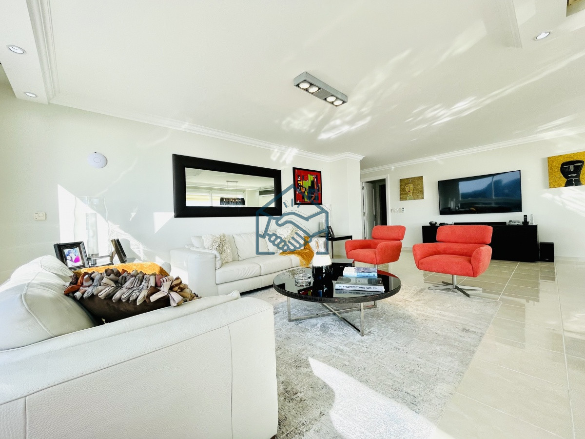 Apartamento ID.1403/Venta-de-Excelente-apartamento-en-alquiler-temporario-de-tres-dormitorios-más-dependencia-de-servicio,-Playa-Mansa,-Punta-del-Este - Venta de Excelente apartamento en alquiler temporario de tres dormitorios más dependencia de servicio, Playa Mansa, Punta del Este