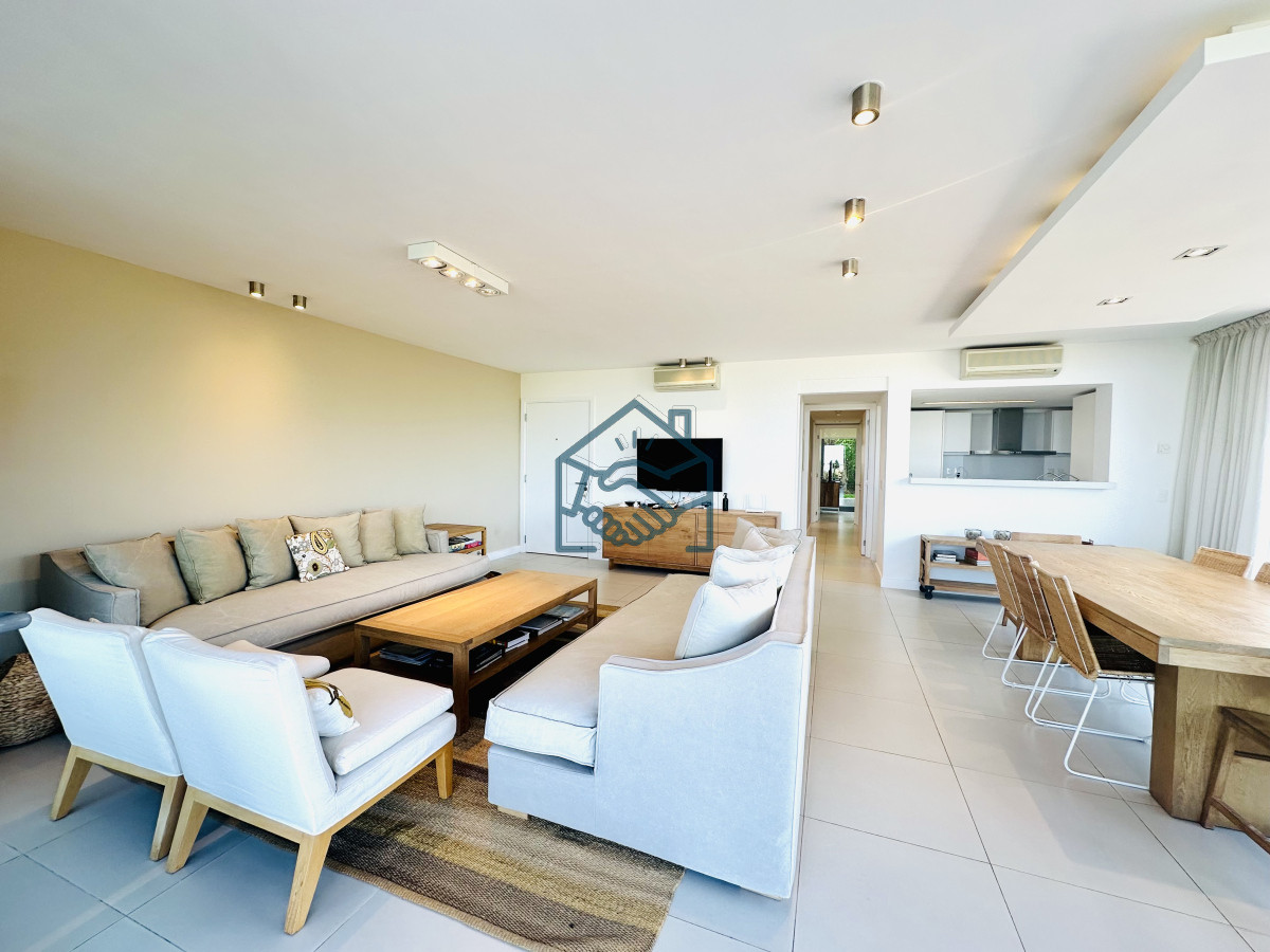 Apartamento ID.1433/Venta-OPORTUNIDAD-de-exclusivo-departamento-de-tres-dormitorios-y-Parrillero-en-Punta-Ballena - Venta OPORTUNIDAD de exclusivo departamento de tres dormitorios y Parrillero en Punta Ballena