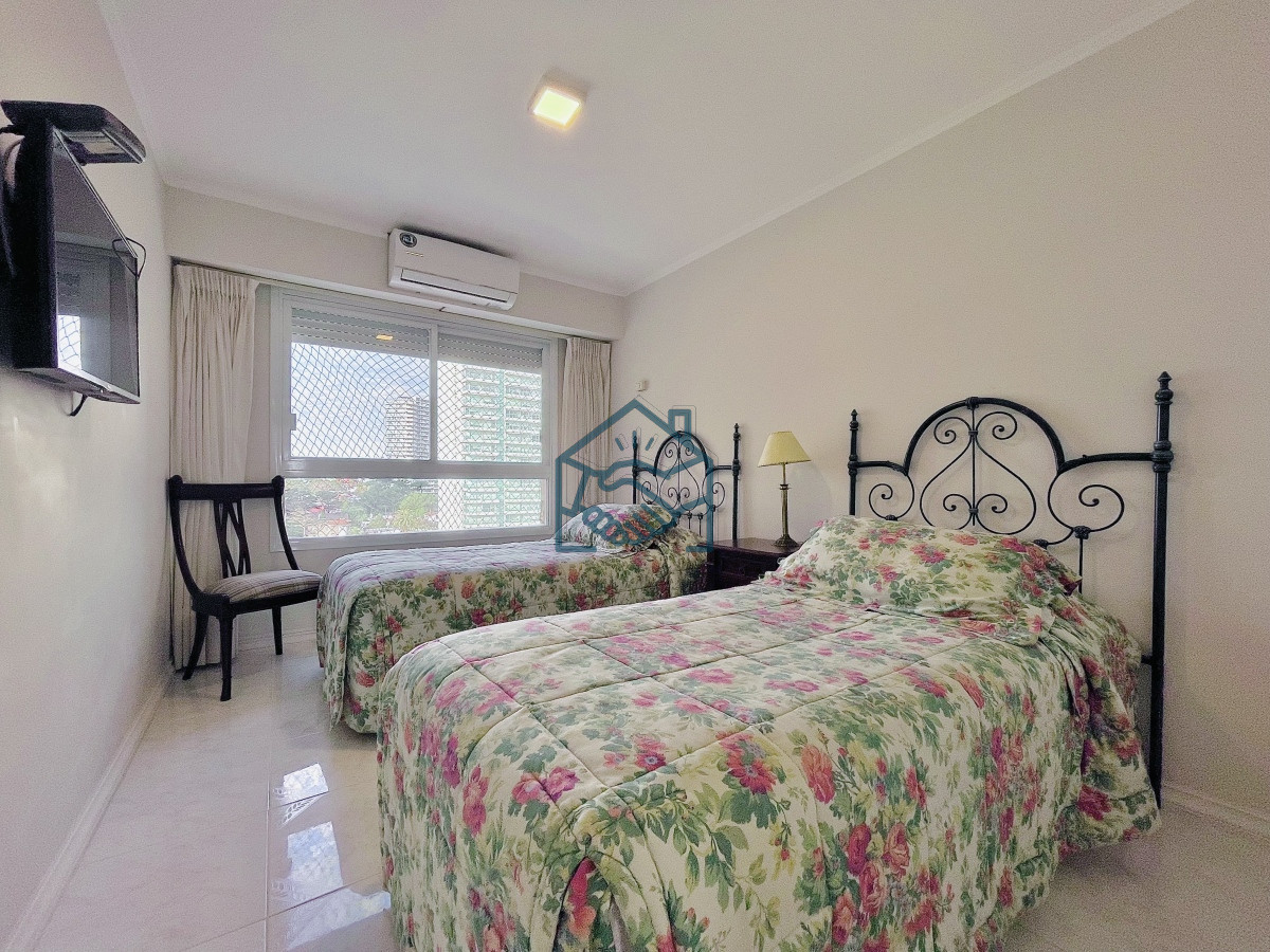 Apartamento ID.644/Apartamento-de-3-Dormitorios-sobre-Playa-Mansa,-en-Venta-y-Alquiler - Apartamento de 3 Dormitorios sobre Playa Mansa, en Venta y Alquiler