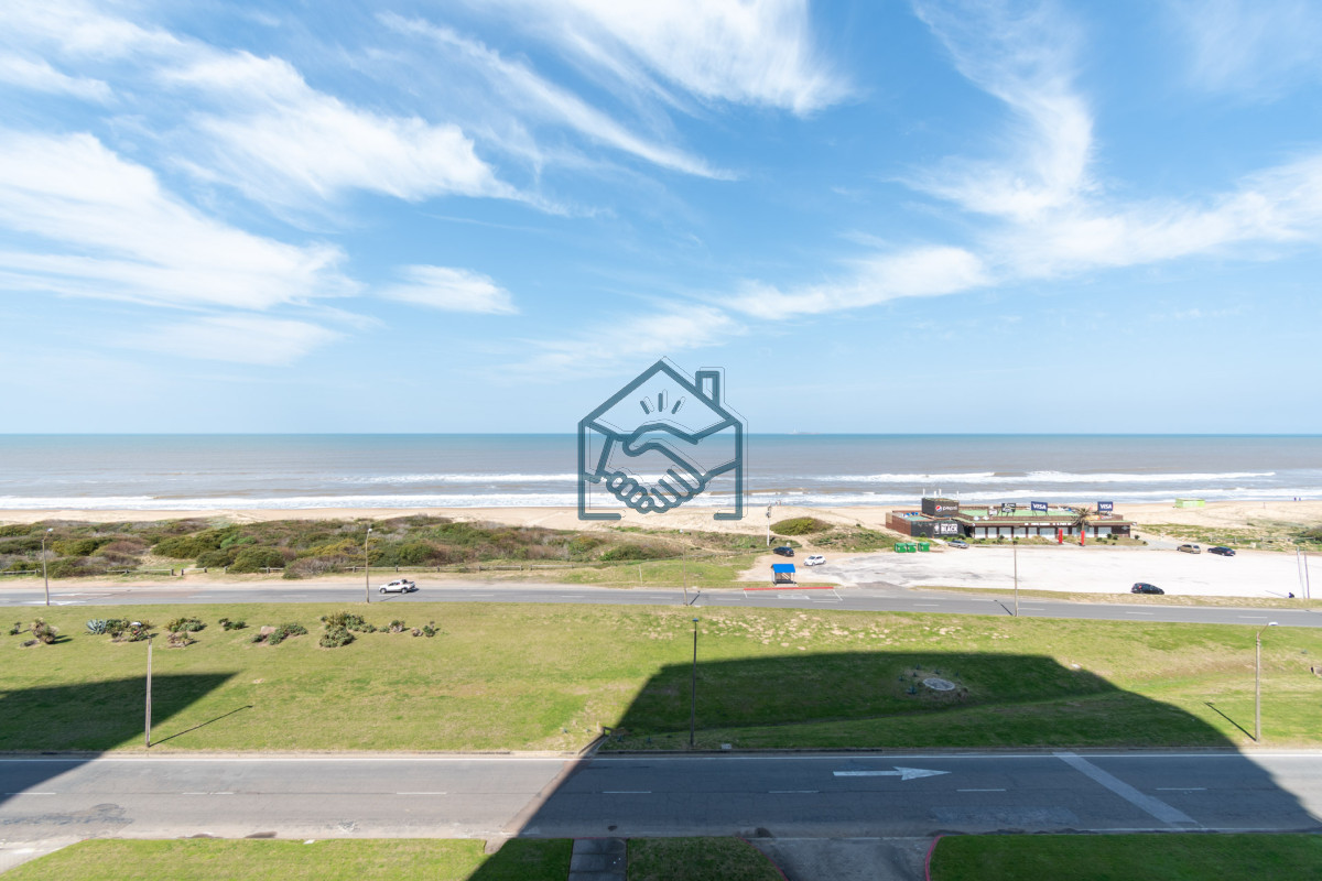 Apartamento ID.490/Moderno-Apartamento-sobre-playa-Brava-en-torre-Le-Parc,-cuenta-con-dos-dormitorios-más-dependencia-de-servicio.-Punta-del-Este - Moderno Apartamento sobre playa Brava en torre Le Parc, cuenta con dos dormitorios más dependencia de servicio. Punta del Este