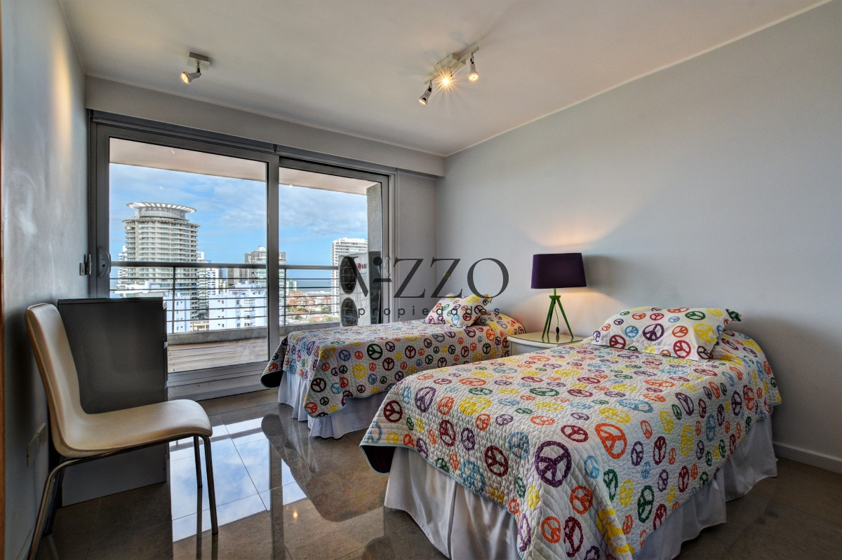 Apartamento ID.495/Moderno-apartamento-de-3-Dormitorios-y-Dependencia-Playa-Mansa - Moderno apartamento de 3 Dormitorios y Dependencia Playa Mansa