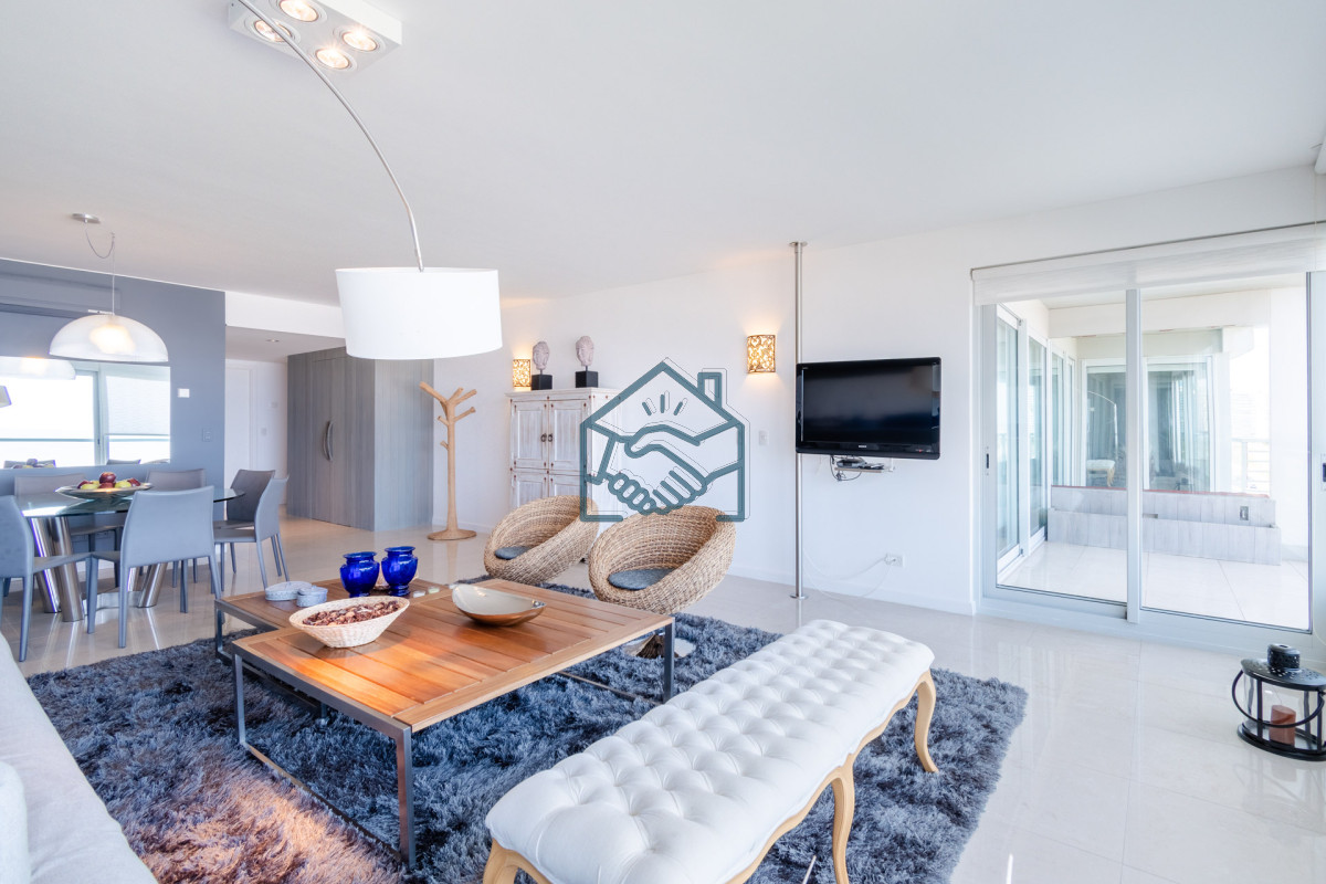 Apartamento ID.490/Moderno-Apartamento-sobre-playa-Brava-en-torre-Le-Parc,-cuenta-con-dos-dormitorios-más-dependencia-de-servicio.-Punta-del-Este - Moderno Apartamento sobre playa Brava en torre Le Parc, cuenta con dos dormitorios más dependencia de servicio. Punta del Este