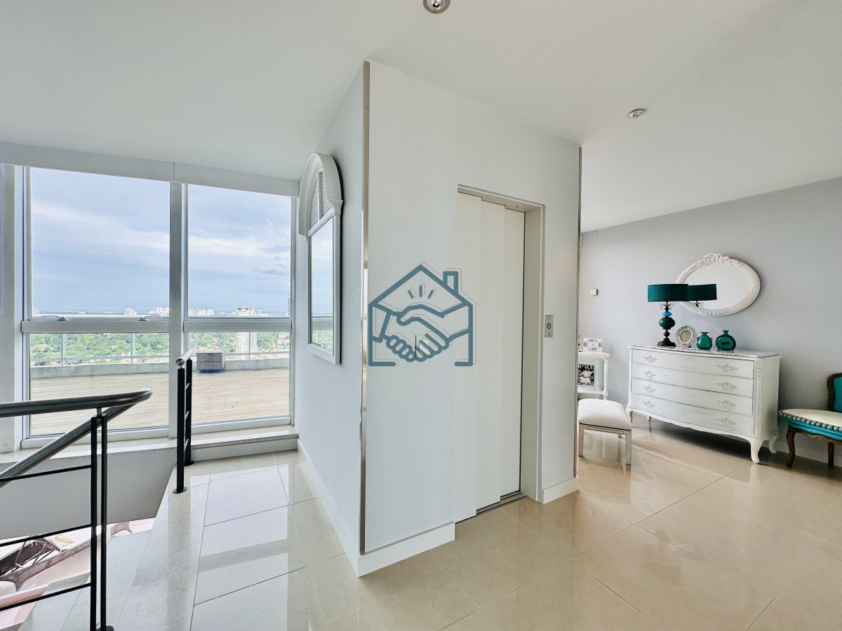 Apartamento ID.1121/Lujoso-Penthouse-de-4-Dormitorios-con-Vista-al-Mar-sobre-Playa-Mansa,-Punta-del-Este - Lujoso Penthouse de 4 Dormitorios con Vista al Mar sobre Playa Mansa, Punta del Este