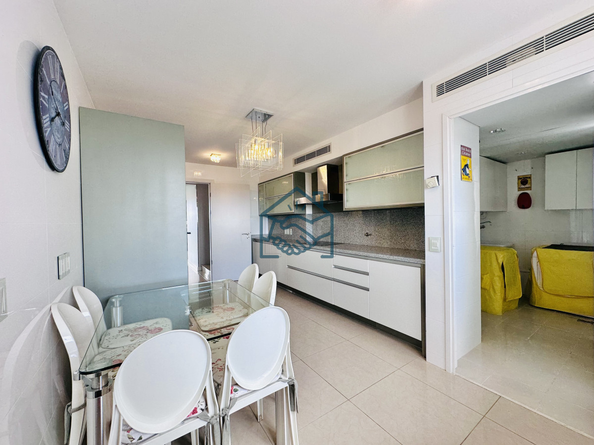 Apartamento ID.1121/Lujoso-Penthouse-de-4-Dormitorios-con-Vista-al-Mar-sobre-Playa-Mansa,-Punta-del-Este - Lujoso Penthouse de 4 Dormitorios con Vista al Mar sobre Playa Mansa, Punta del Este