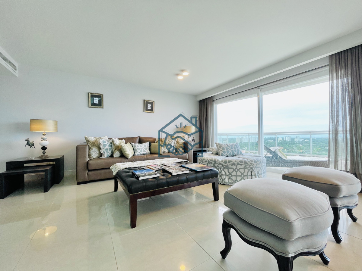 Apartamento ID.1121/Lujoso-Penthouse-de-4-Dormitorios-con-Vista-al-Mar-sobre-Playa-Mansa,-Punta-del-Este - Lujoso Penthouse de 4 Dormitorios con Vista al Mar sobre Playa Mansa, Punta del Este