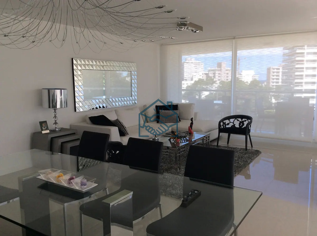 Apartamento ID.489/Venta-y-alquiler-de-moderno-departamento-de-tres-dormitorios-más-dependencia-a-pasos-de-Playa-Brava - Venta y alquiler de moderno departamento de tres dormitorios más dependencia a pasos de Playa Brava