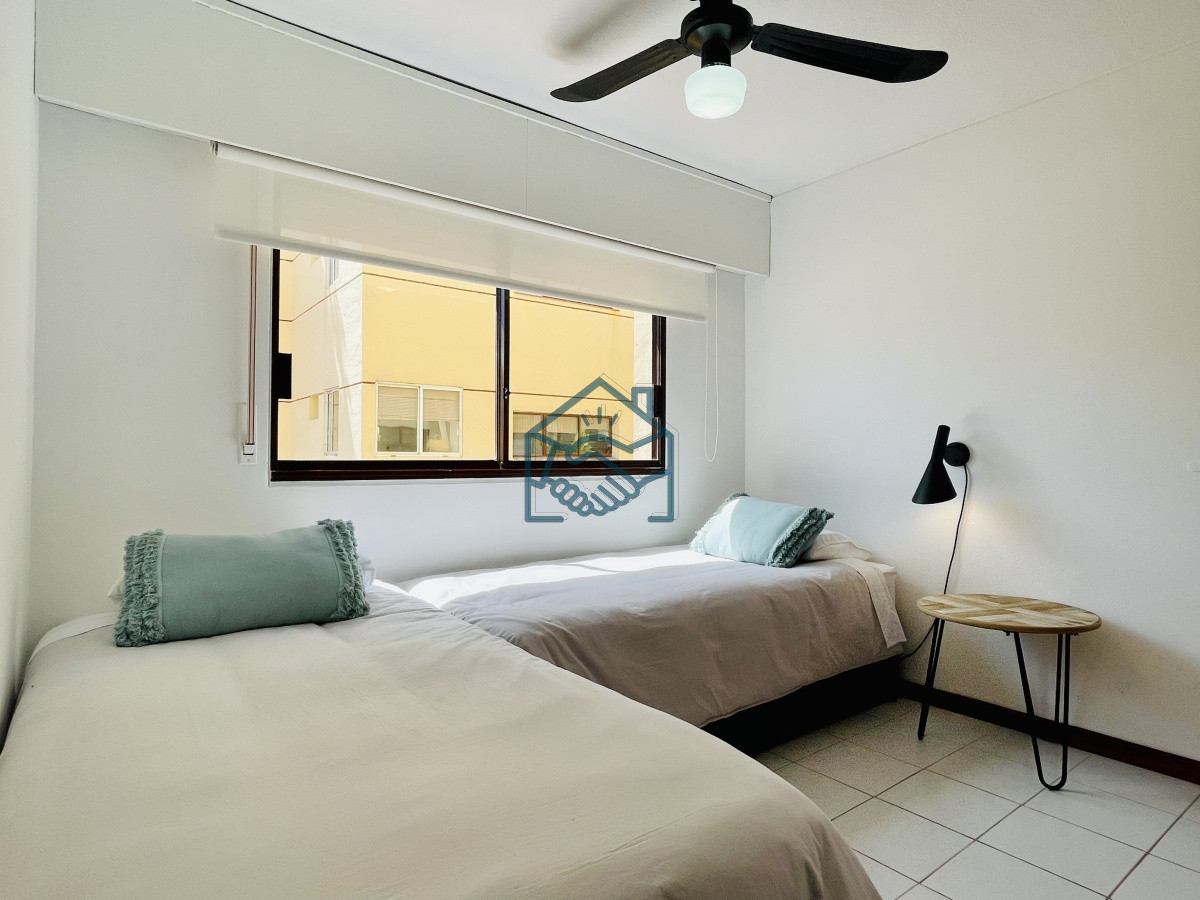Apartamento ID.1068/Apartamento-de-2-Dormitorios-en-playa-El-Emir,-Punta-del-Este---Venta-y-Alquiler-de-Verano - Apartamento de 2 Dormitorios en playa El Emir, Punta del Este - Venta y Alquiler de Verano