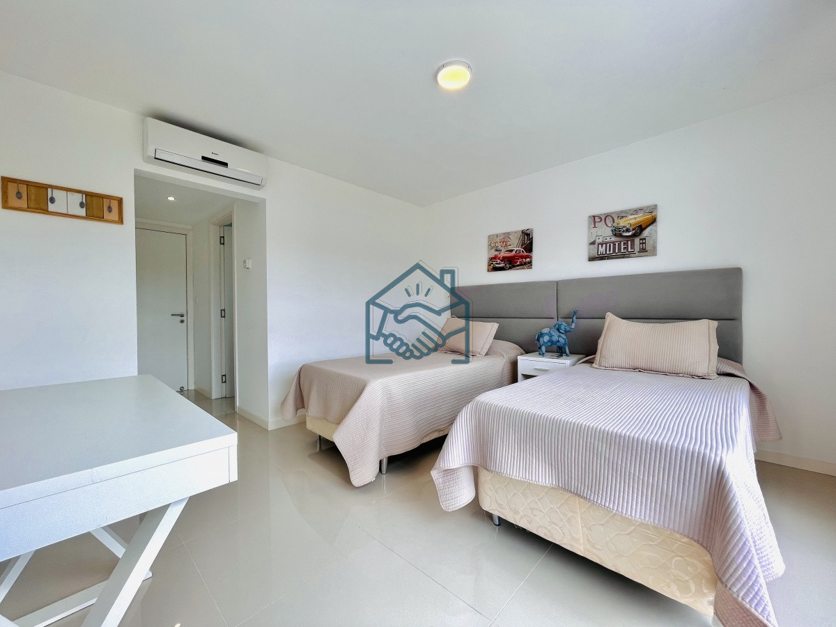 Apartamento ID.518/Apartamento-de-3-Dormitorios-y-Parrillero-Frente-al-Mar,-Playa-Mansa - Apartamento de 3 Dormitorios y Parrillero Frente al Mar, Playa Mansa