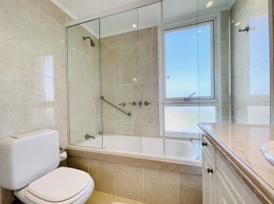Apartamento ID.1403/Venta-de-Excelente-apartamento-en-alquiler-temporario-de-tres-dormitorios-más-dependencia-de-servicio,-Playa-Mansa,-Punta-del-Este - Venta de Excelente apartamento en alquiler temporario de tres dormitorios más dependencia de servicio, Playa Mansa, Punta del Este