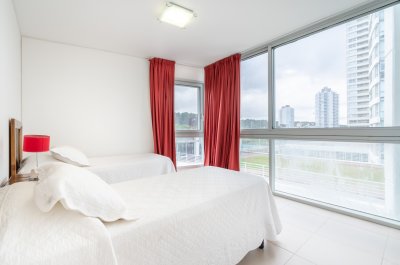 Apartamento ID.612/Venta-y-alquiler-de-departamento-con-tres-dormitorios-mas-dependencia-de-servicio-en-torre-Le-Parc-playa-Brava,-Punta-del-Este - Venta y alquiler de departamento con tres dormitorios mas dependencia de servicio en torre Le Parc playa Brava, Punta del Este