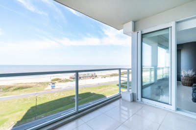 Apartamento ID.490/Moderno-Apartamento-sobre-playa-Brava-en-torre-Le-Parc,-cuenta-con-dos-dormitorios-más-dependencia-de-servicio.-Punta-del-Este - Moderno Apartamento sobre playa Brava en torre Le Parc, cuenta con dos dormitorios más dependencia de servicio. Punta del Este