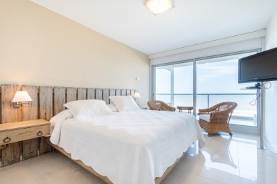 Apartamento ID.490/Moderno-Apartamento-sobre-playa-Brava-en-torre-Le-Parc,-cuenta-con-dos-dormitorios-más-dependencia-de-servicio.-Punta-del-Este - Moderno Apartamento sobre playa Brava en torre Le Parc, cuenta con dos dormitorios más dependencia de servicio. Punta del Este