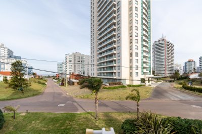 Apartamento ID.1343/Moderno-Apartamento-de-3-Dormitorios-a-Pocas-Cuadras-del-Mar-En-Venta,-Playa-Brava - Moderno Apartamento de 3 Dormitorios a Pocas Cuadras del Mar En Venta, Playa Brava