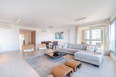 Apartamento ID.612/Venta-y-alquiler-de-departamento-con-tres-dormitorios-mas-dependencia-de-servicio-en-torre-Le-Parc-playa-Brava,-Punta-del-Este - Venta y alquiler de departamento con tres dormitorios mas dependencia de servicio en torre Le Parc playa Brava, Punta del Este