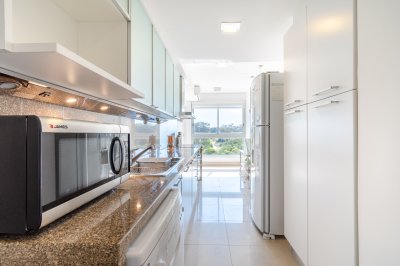 Apartamento ID.490/Moderno-Apartamento-sobre-playa-Brava-en-torre-Le-Parc,-cuenta-con-dos-dormitorios-más-dependencia-de-servicio.-Punta-del-Este - Moderno Apartamento sobre playa Brava en torre Le Parc, cuenta con dos dormitorios más dependencia de servicio. Punta del Este