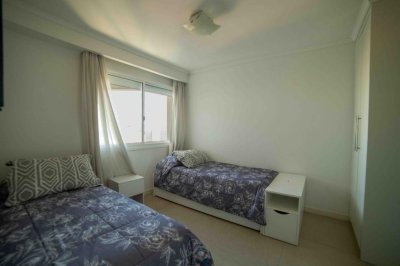 Apartamento ID.828/Moderno-Apartamento-de-2-Dormitorios-en-Venta,-Playa-Mansa- - Moderno Apartamento de 2 Dormitorios en Venta, Playa Mansa 