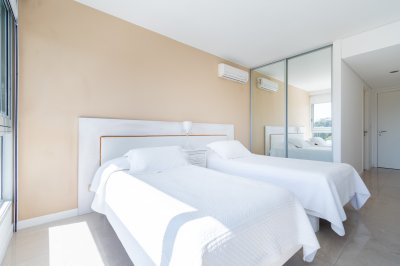 Apartamento ID.490/Moderno-Apartamento-sobre-playa-Brava-en-torre-Le-Parc,-cuenta-con-dos-dormitorios-más-dependencia-de-servicio.-Punta-del-Este - Moderno Apartamento sobre playa Brava en torre Le Parc, cuenta con dos dormitorios más dependencia de servicio. Punta del Este