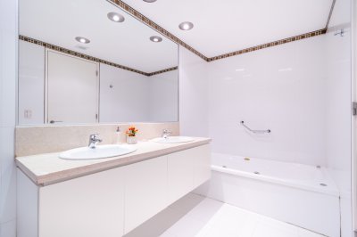 Apartamento ID.490/Moderno-Apartamento-sobre-playa-Brava-en-torre-Le-Parc,-cuenta-con-dos-dormitorios-más-dependencia-de-servicio.-Punta-del-Este - Moderno Apartamento sobre playa Brava en torre Le Parc, cuenta con dos dormitorios más dependencia de servicio. Punta del Este
