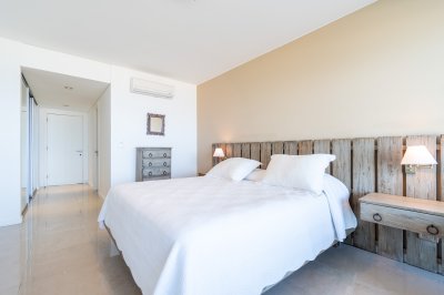 Apartamento ID.490/Moderno-Apartamento-sobre-playa-Brava-en-torre-Le-Parc,-cuenta-con-dos-dormitorios-más-dependencia-de-servicio.-Punta-del-Este - Moderno Apartamento sobre playa Brava en torre Le Parc, cuenta con dos dormitorios más dependencia de servicio. Punta del Este