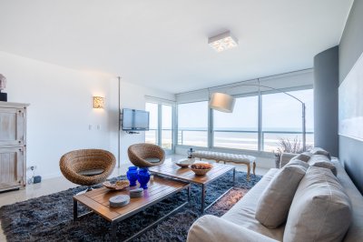 Apartamento ID.490/Moderno-Apartamento-sobre-playa-Brava-en-torre-Le-Parc,-cuenta-con-dos-dormitorios-más-dependencia-de-servicio.-Punta-del-Este - Moderno Apartamento sobre playa Brava en torre Le Parc, cuenta con dos dormitorios más dependencia de servicio. Punta del Este