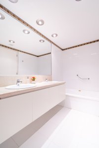 Apartamento ID.490/Moderno-Apartamento-sobre-playa-Brava-en-torre-Le-Parc,-cuenta-con-dos-dormitorios-más-dependencia-de-servicio.-Punta-del-Este - Moderno Apartamento sobre playa Brava en torre Le Parc, cuenta con dos dormitorios más dependencia de servicio. Punta del Este