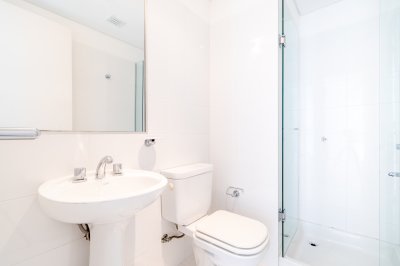 Apartamento ID.490/Moderno-Apartamento-sobre-playa-Brava-en-torre-Le-Parc,-cuenta-con-dos-dormitorios-más-dependencia-de-servicio.-Punta-del-Este - Moderno Apartamento sobre playa Brava en torre Le Parc, cuenta con dos dormitorios más dependencia de servicio. Punta del Este