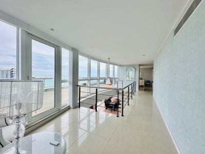 Apartamento ID.1121/Lujoso-Penthouse-de-4-Dormitorios-con-Vista-al-Mar-sobre-Playa-Mansa,-Punta-del-Este - Lujoso Penthouse de 4 Dormitorios con Vista al Mar sobre Playa Mansa, Punta del Este