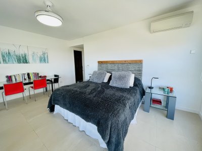 Apartamento ID.575/Venta-y-alquiler-de-departamento-esquinero-de-tres-dormitorios-mas-dependencia-de-servicio,-Torre-LE-PARC,-playa-Brava.-Punta-del-Este - Venta y alquiler de departamento esquinero de tres dormitorios mas dependencia de servicio, Torre LE PARC, playa Brava. Punta del Este