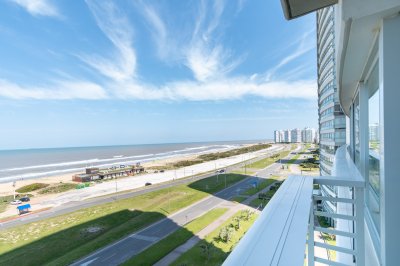 Apartamento ID.490/Moderno-Apartamento-sobre-playa-Brava-en-torre-Le-Parc,-cuenta-con-dos-dormitorios-más-dependencia-de-servicio.-Punta-del-Este - Moderno Apartamento sobre playa Brava en torre Le Parc, cuenta con dos dormitorios más dependencia de servicio. Punta del Este